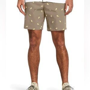 NWT Under Armour FISH HUNTER 2.0 Fly Fish Lure Taupe Loose Shorts, size 40